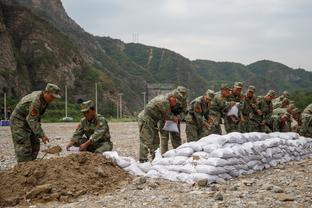 哈兰德半场数据：14触球7传球2关键传球 1射1正 评分6.9